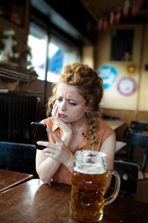 Jong Blonde Met Een Droevig Gezicht Stock Foto Image Of Glas Vrouwen