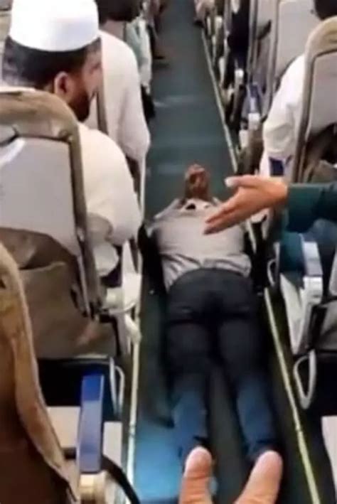 Passenger Tries To Break Plane S Window Kicks Seats