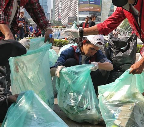 Foto Penampakan Sampah Sampah Puntung Rokok Dan Plastik Yang Dipungut