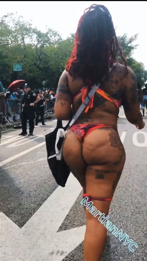 TATTOOED EBONY WALKING WITH BIG ASS MNYC ThisVid