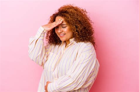 Jovem Latina Curvil Nea Isolada Na Parede Rosa Piscar Por Entre Os Dedos Envergonhado Cobrindo