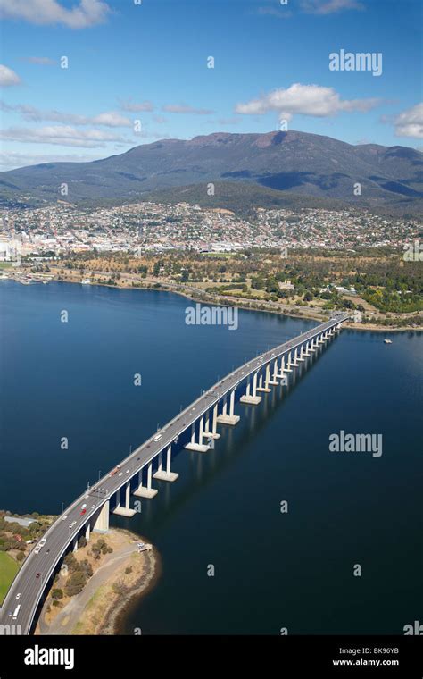 Tasman Bridge, River Derwent, and Mt Wellington, Hobart, Tasmania ...