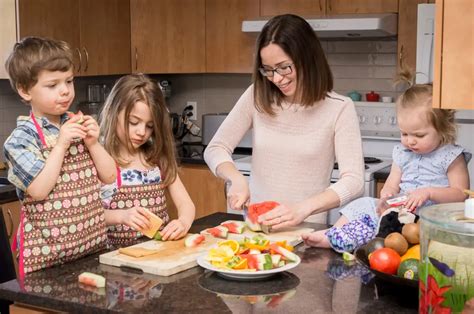 Cuisiner avec les enfants encore plus bénéfique qu on le croit Maman