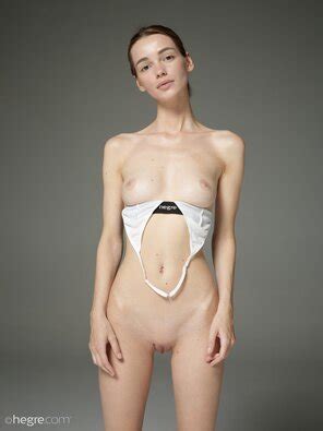 Amateur Girl Any Moloko Getting Naked 09 14000px Porno