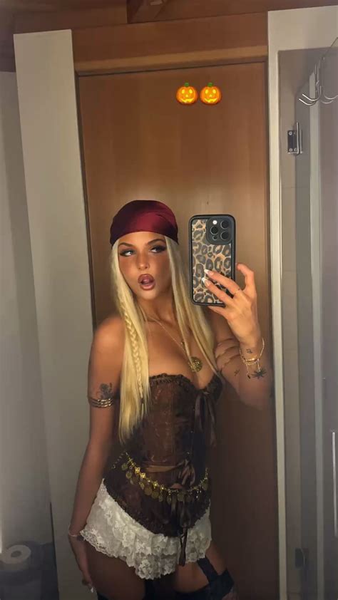 Pin By Caos On Pines Creados Por Vos Halloween Outfits Halloween Fashion Outfits Hot