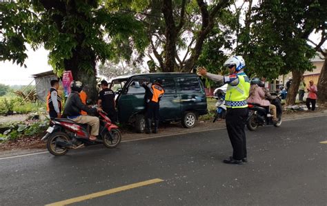 Mobil Ringsek Tabrak Pohon Di Bandorasa Sopir Terjepit