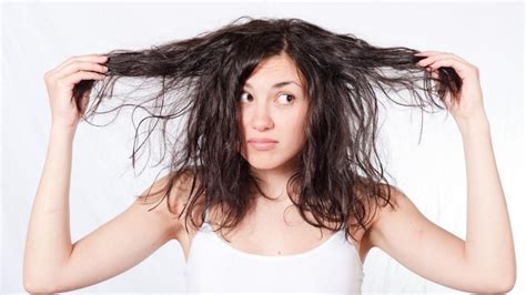 5 errores que estás cometiendo con tu cabello que te hacen lucir mayor