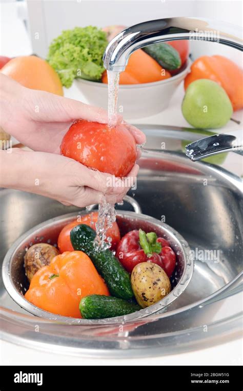 Lavando frutas fotografías e imágenes de alta resolución Alamy