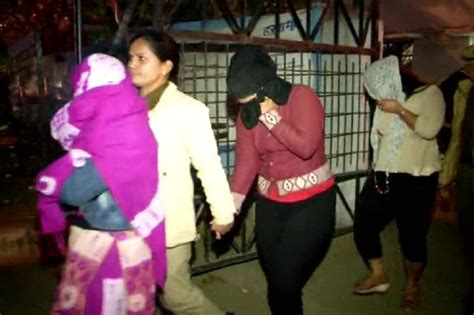 PHOTOS पलस न सप सटर म मर रड इस हलत म मल लडकय sex racket exposed in spa