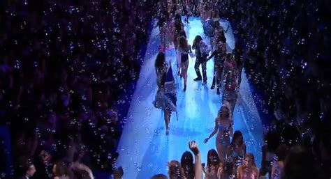 ETAM Lingerie Full Show Paris In The Streets