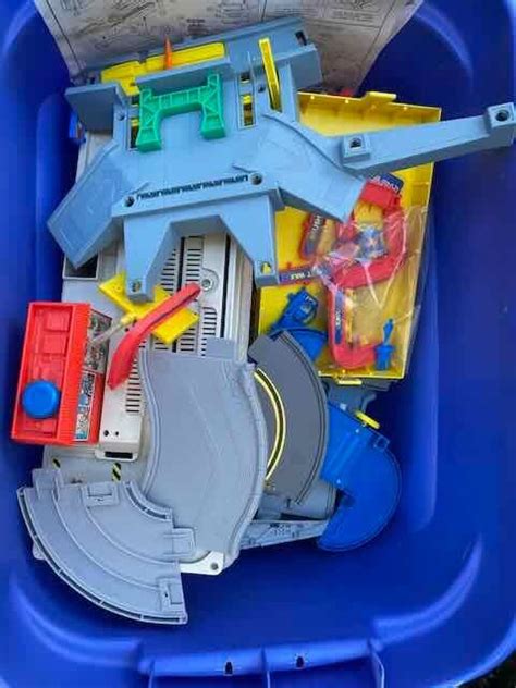 Hot Wheels Fahrzeuge und Track Sets Gebraucht in Basel für CHF 10 mit Lieferung auf Ricardo