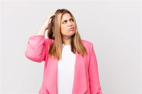 Kurvige hübsche blonde Frau sich verwirrt und verwirrt fühlt und