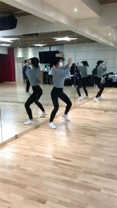 twice momo dance practice for an award show! | Mujercitas, Baile, Mujeres