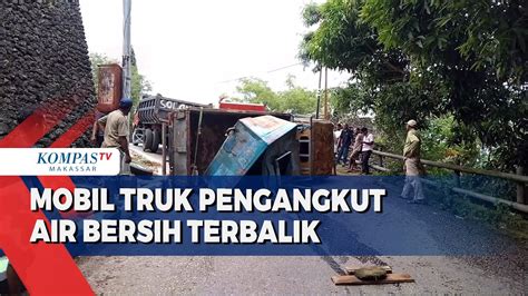 Mobil Truk Pengangkut Air Bersih Terbalik YouTube