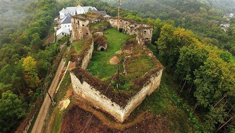 Язловецький замок — комплекс оборонно-житлових споруд (замок, палац ...