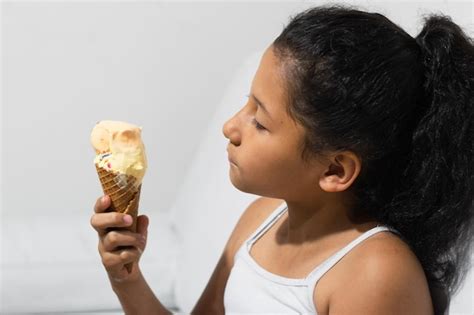 Ni A Latina De Piel Morena Sosteniendo Un Cono De Helado En La Mano Mir Ndolo Antes De Comerlo