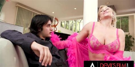 Businesswoman Milf Fucks Yo Girl Ryan Keely Tnaflix