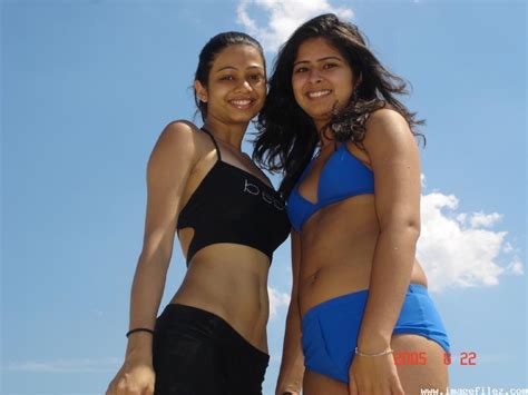 Seleb Matedp Three Bikini Girls In Beach Of Thailand