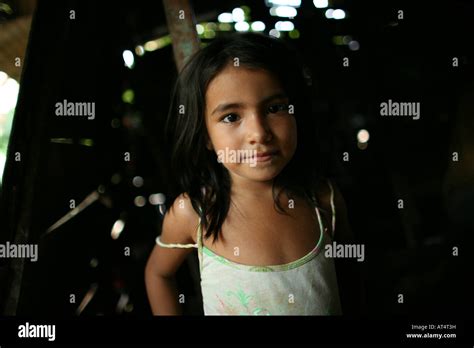 Retrato de una niña desplazada en los barrios marginales de Colombia