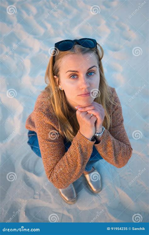Portrait De Belle Fille Blonde Qui S Assied Sur La Plage Image Stock Image Du Loisirs Beaut