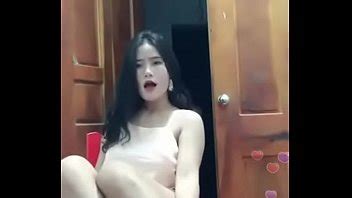 Em Huyền Uplive váy ngắn lộ mu XVIDEOS