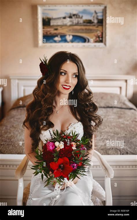 Mod Le Chic Et Belle Brunette Girl Avec Un Miroir Lumineux Et Avec Un Sourire Brillant Dans Une