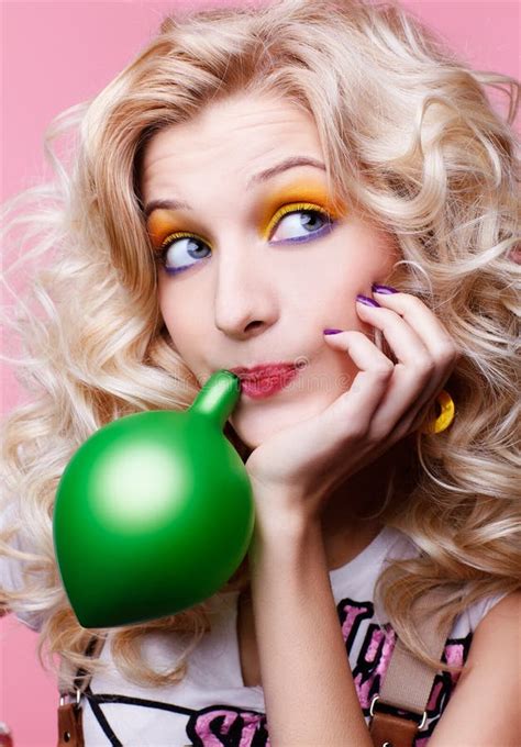 Fille Blonde Avec Le Ballon Image Stock Image Du Mode Anniversaire 17639723