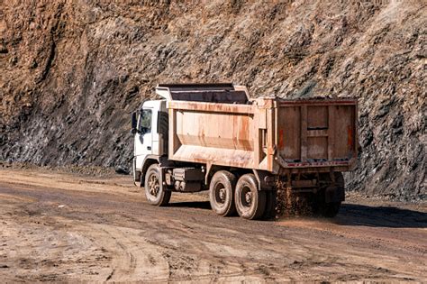 dump truck   lokasi konstruksi sebuah dump truck  dikenal