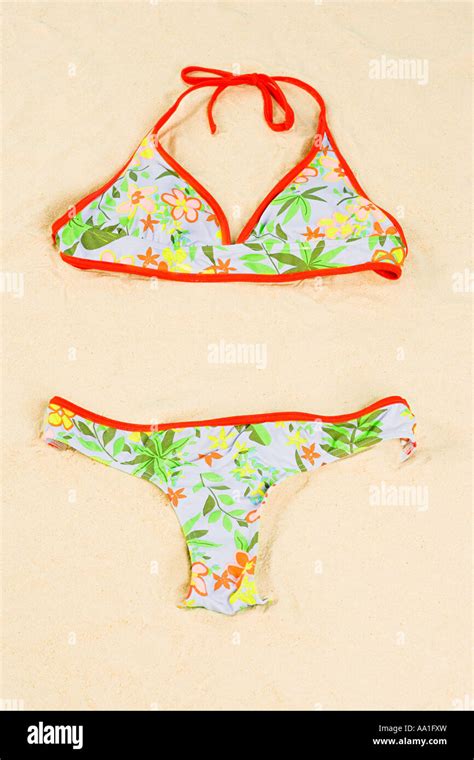 Bikini Oberteil Stockfotos Und Bilder Kaufen Alamy