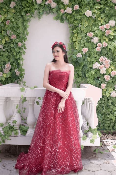 Sewa Gaun Pesta Merah Maroon