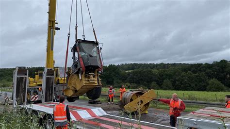 Unfall Auf A Bei Bad Hersfeld Tieflader Der Bundeswehr Verungl Ckt