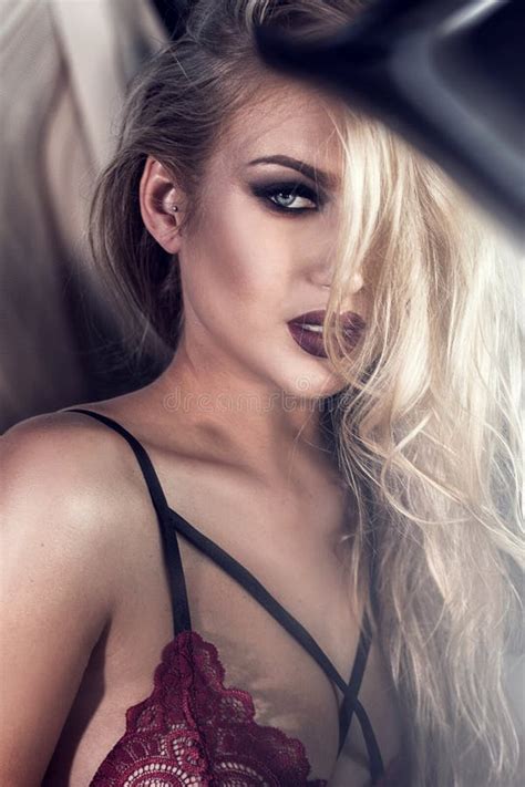 Belle Femme Blonde Sensuelle Photo Stock Image Du Mains Lingerie