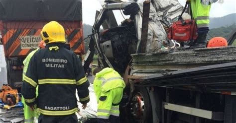 G1 Caminhoneiro morre após ficar prensado entre cabine e carga em SC