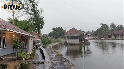 Disertai Petir Tapi Bikin Betah Hujan Deras Di Kampung Mengguyur Jawa