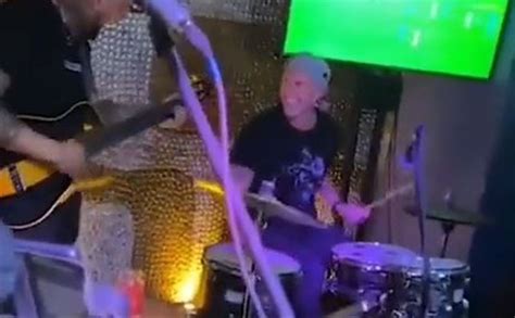 Chad Smith Baterista Do Red Hot Chili Peppers Toca Legi O Urbana Em Bar Do Rio