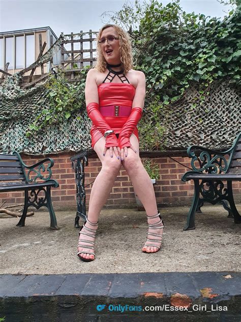 English MILF Lisa Essex Flashing In The Garden 15 Pics XHamster