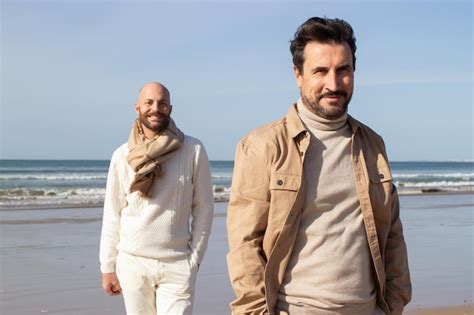 Contenu Brune Gay Debout Contre Son Partenaire Photo Gratuite