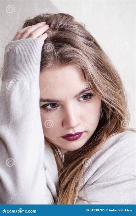 La Jeune Belle Fille Blonde Est Triste Image Stock Image Du Songeur Regard