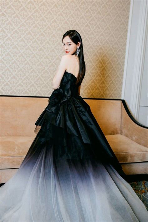 Đường Yên Mẹ bỉm sữa hot nhất nhì C Biz khoe thân hình nuột nà và trang phục đắt giá Đẹp