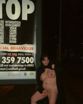 Mature Uk Flasher Andreas Exhibitionist Evening Teasing Traffic Naked And Mastur Porn Pictures