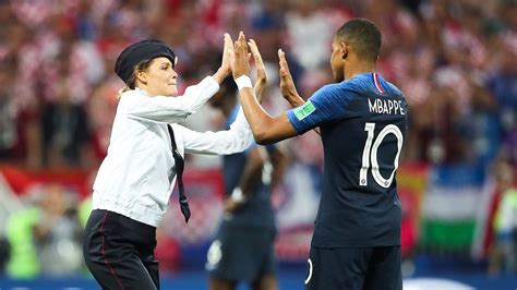 Pussy Riot quiénes son las cuatro mujeres que interrumpieron la final del Mundial