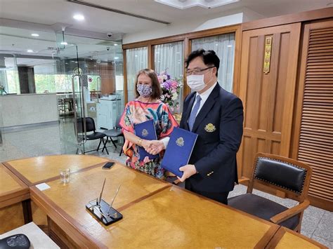 Mou Renewal Signing Between Aiub And Siam University Thailand Siam