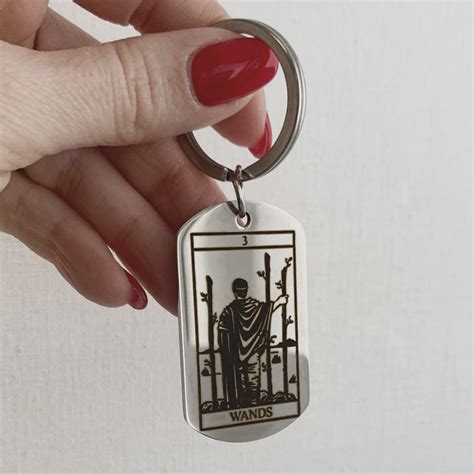 Брелок-талисман перемен к лучшему - карта таро "Тройка Посохов" – фото ...