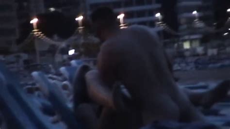 Un Couple Amateur En Chaleur Se Fait Prendre En Train De Faire L Amour Sur Une Plage Espagnole