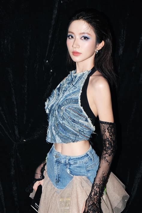 Hot girl phim Việt giờ vàng tung ảnh cưới ở tuổi 24 chú rể vẫn là ẩn số