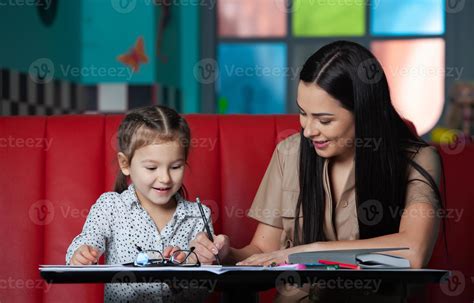 Mère Aidant Sa Fille à Faire Ses Devoirs Mère Aidant Sa Fille à Faire