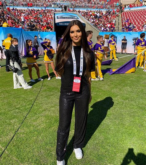 Aileen Hnatiuk called a 'supermodel' as stunning NFL reporter shows off