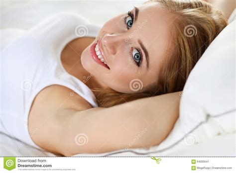 Jonge Mooie Blonde Het Glimlachen Het Kielzog Omhoog Vroege Morn Van Het Vrouwenportret Stock