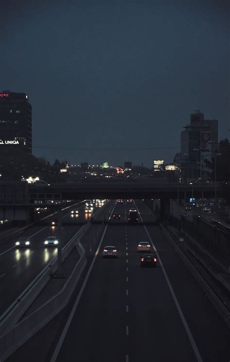 車が走る夜の街並みの写真 Unsplashの無料高速道路写真