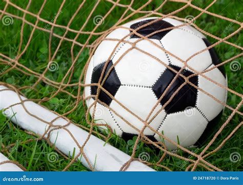 De Bal Van Het Voetbal In Doel Stock Foto Image Of Voetbal Openlucht